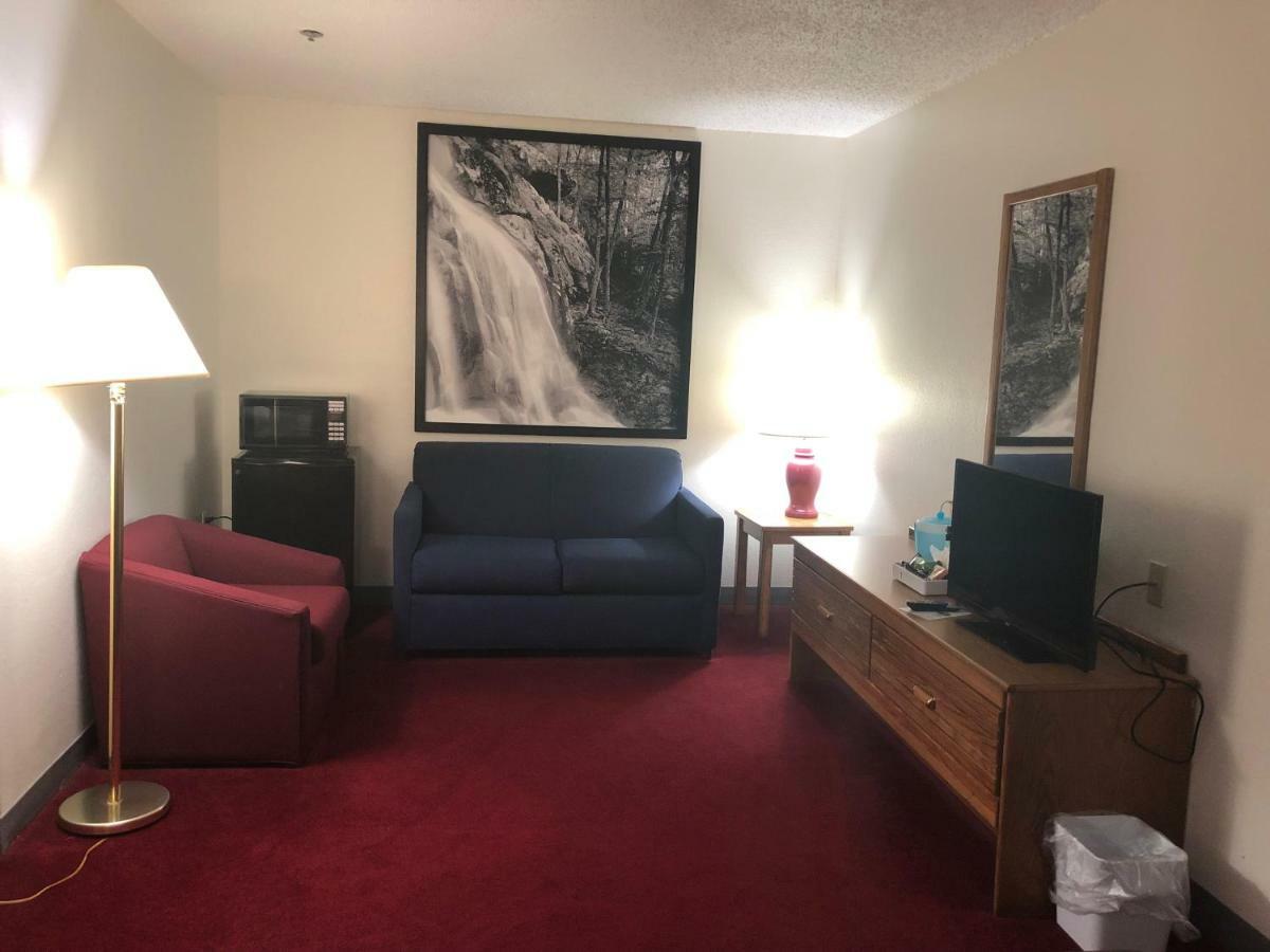 Super 8 By Wyndham Front Royal Hotel Екстериор снимка