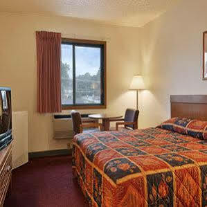Super 8 By Wyndham Front Royal Hotel Екстериор снимка